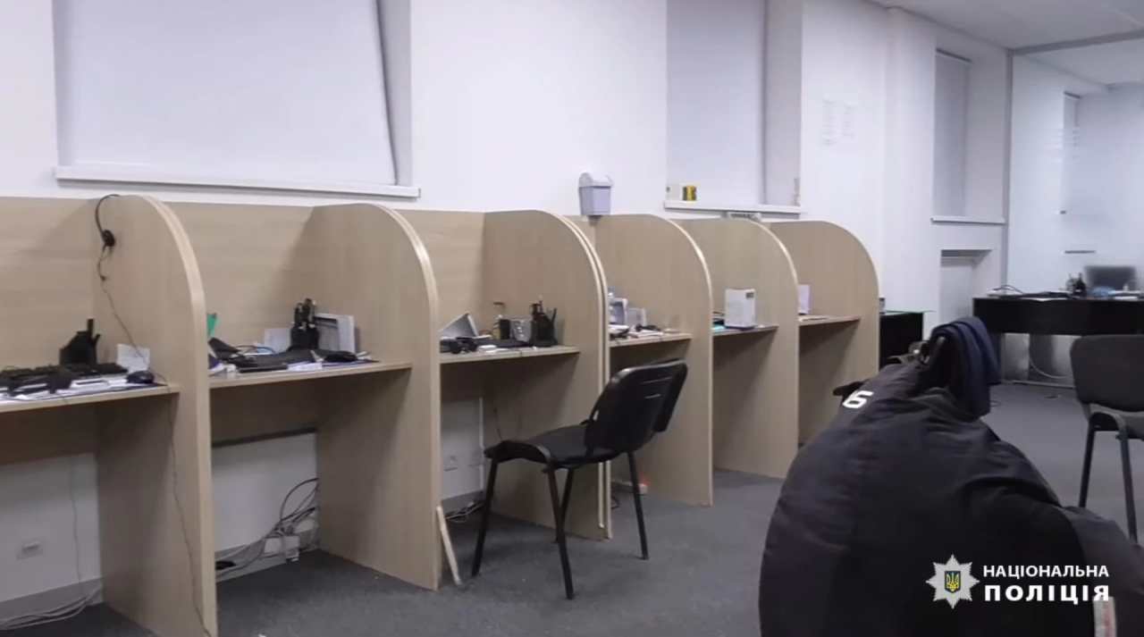 Правоохоронці твердять, що викрили і припинили роботу сотень кол-центрів. (Фото: Національна поліція України)