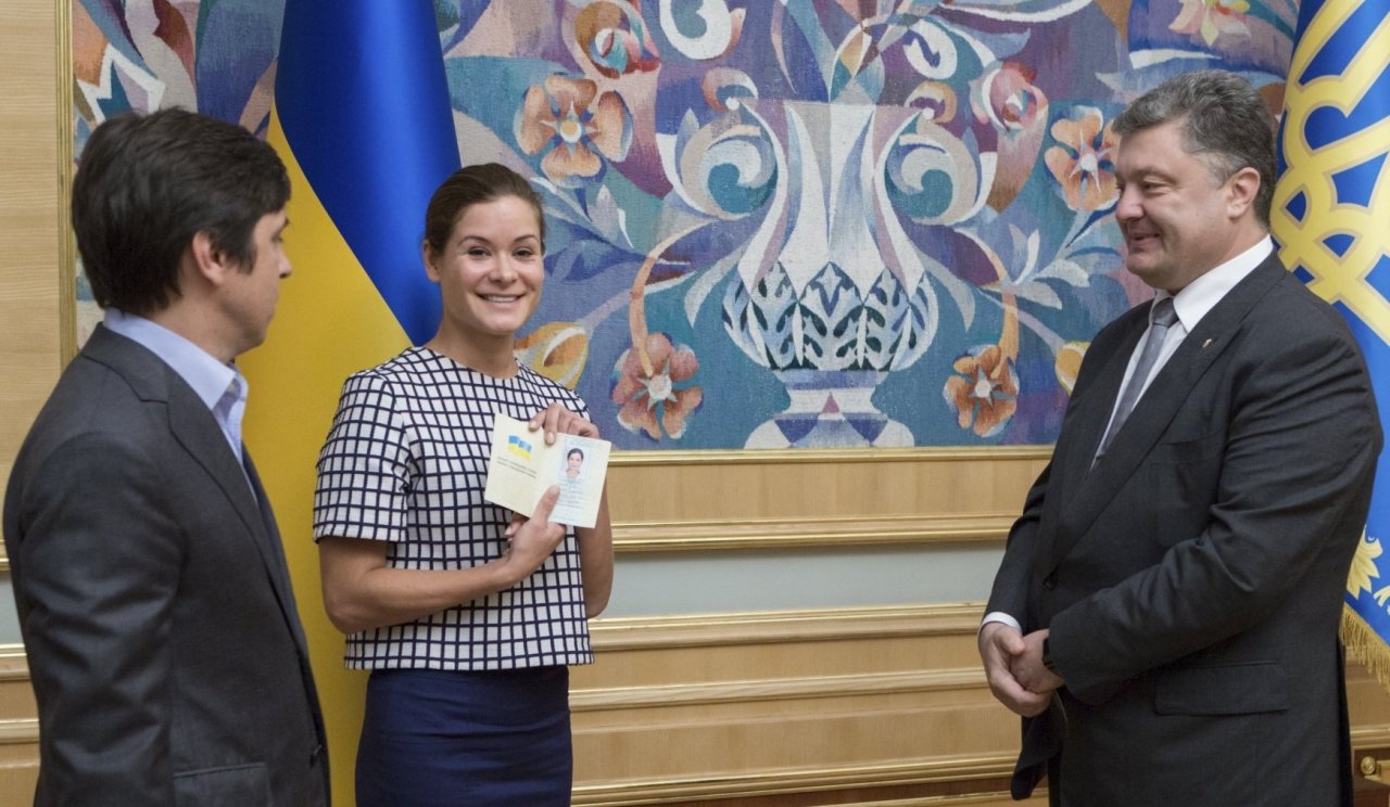 Украинский паспорт Мария Гайдар получила в кратчайшие сроки и из рук президента Петра Порошенко