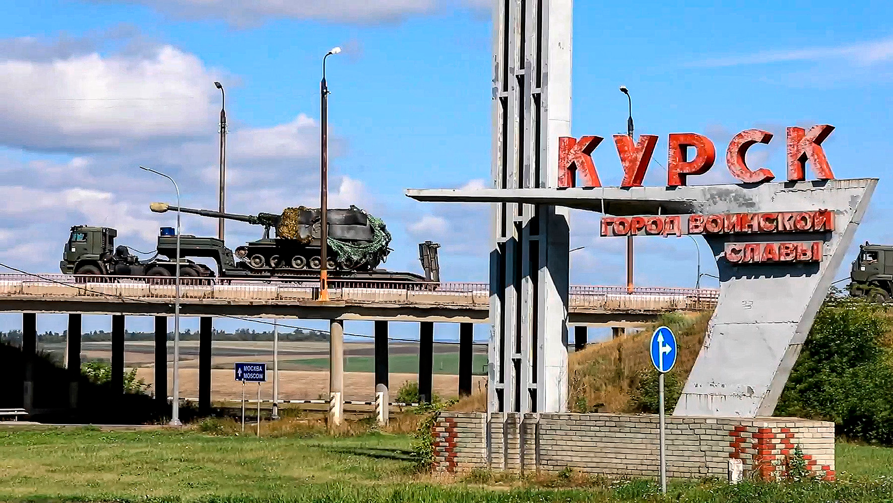 БЕССЛАВНЫЙ ПУТЬ: Пока одна колонна российских войск отправляется из Курска в Суджанский район отражать наступление ВСУ, ... (Фото: AP)