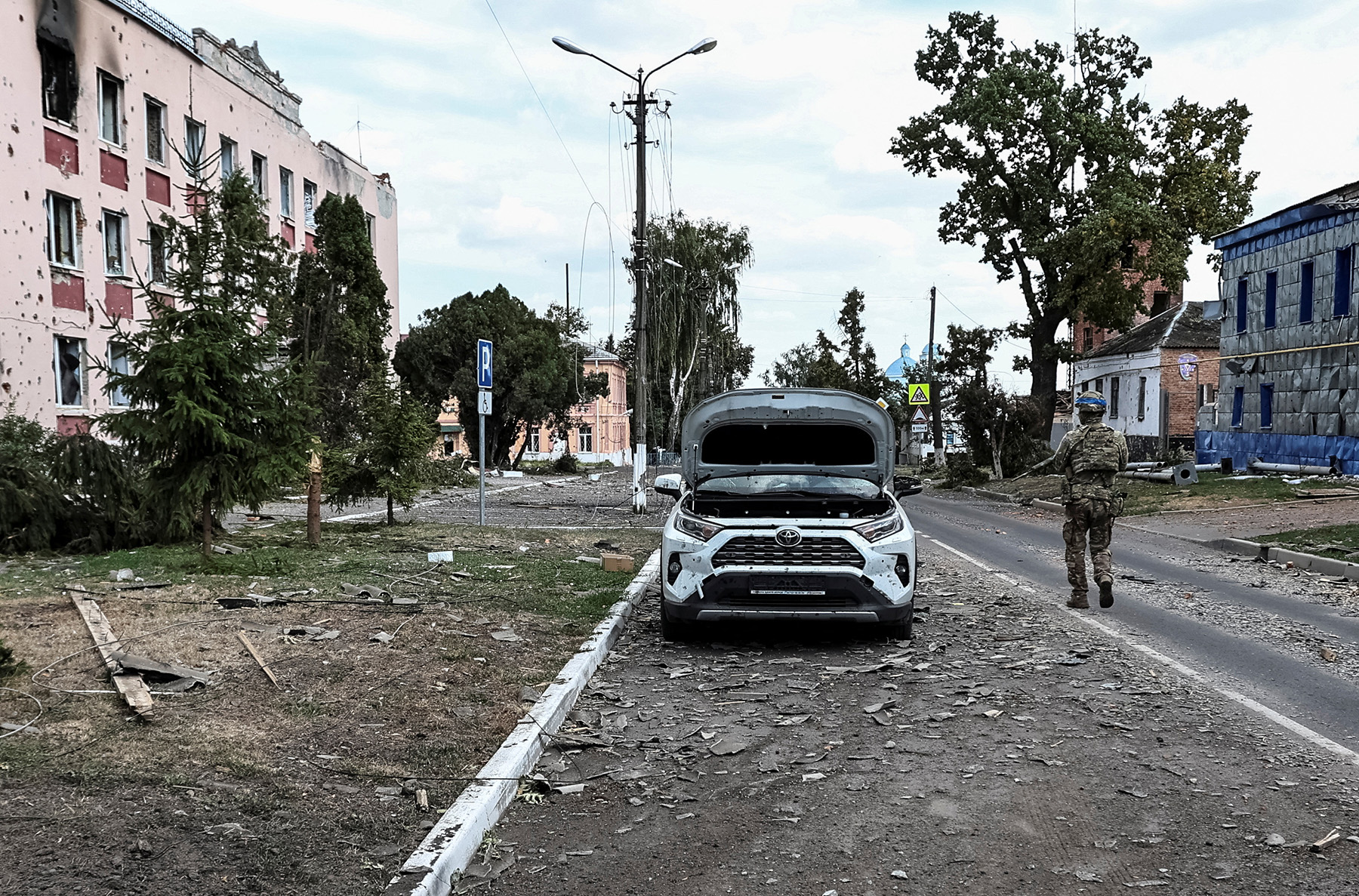 ПЕЙЗАЖ ПОСЛЕ БИТВЫ: Украинский военный патрулирует улицы Суджи после того, как ВСУ с боем захватили город (Фото: Yan Dobronosov / Reuters)