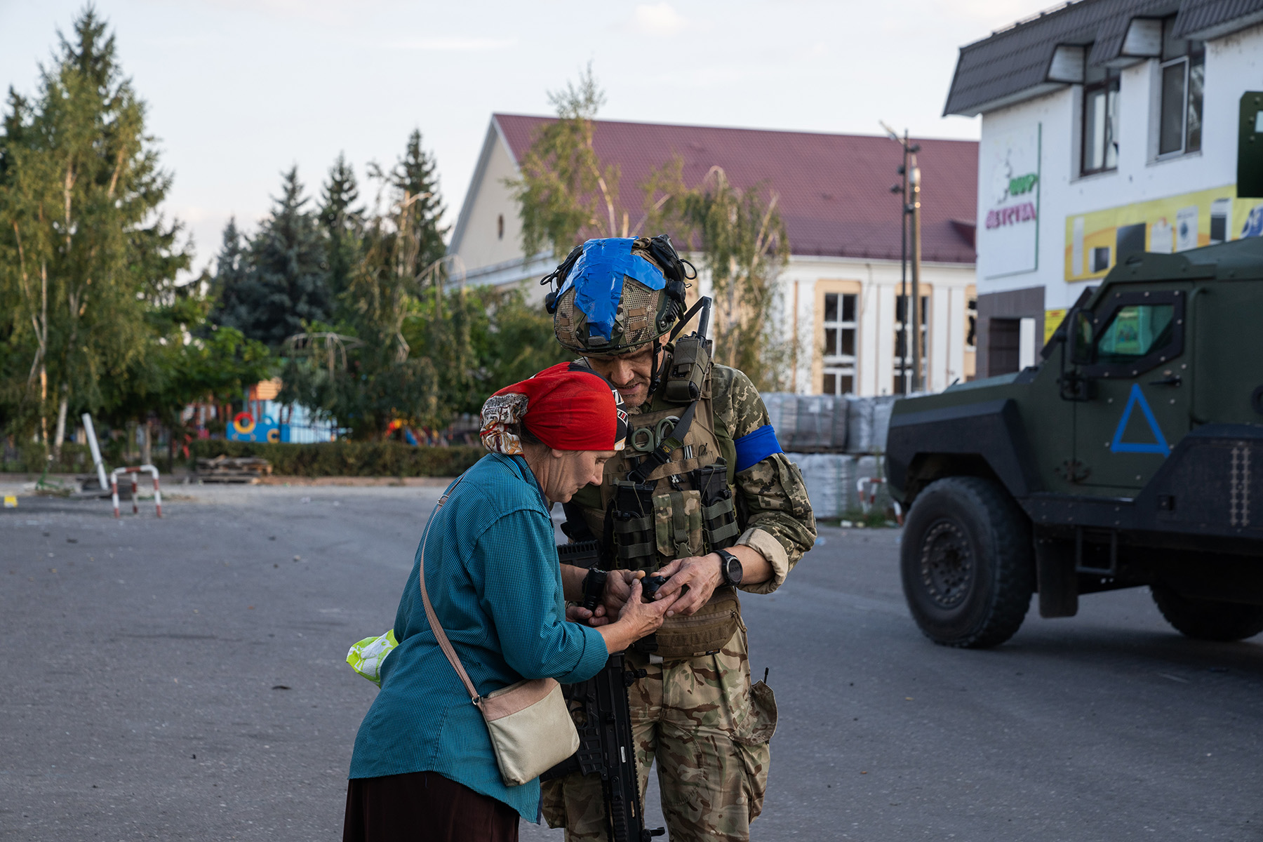 ПОМОЖЕТ ВСУ: Украинский военный чинит фонарик для жительницы Суджи (Фото: Taras Ibragimov / Suspilne Ukraine / Global Images Ukraine via Getty Images)